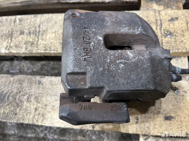 Суппорт тормозной задний правый Bmw X5 E70 N52B30