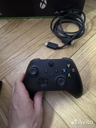 Xbox series x с геймпадом