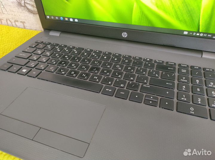 FullHD IPS HP Core i3-6006u + AMD 520 + SSD + 8Gb