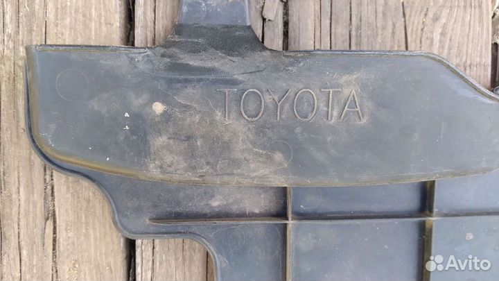 Накладка замка капота Toyota Hilux