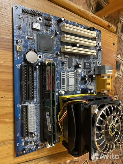 Материнская плата с процессором и памятью