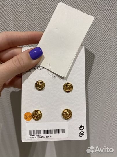 Значки из коллаборации H&M и Moschino