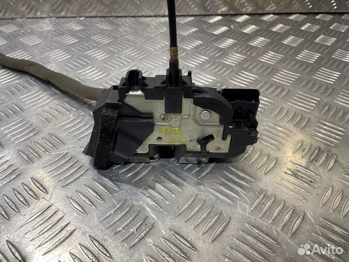 Замок двери задний левый Nissan Juke 1.6 CVT