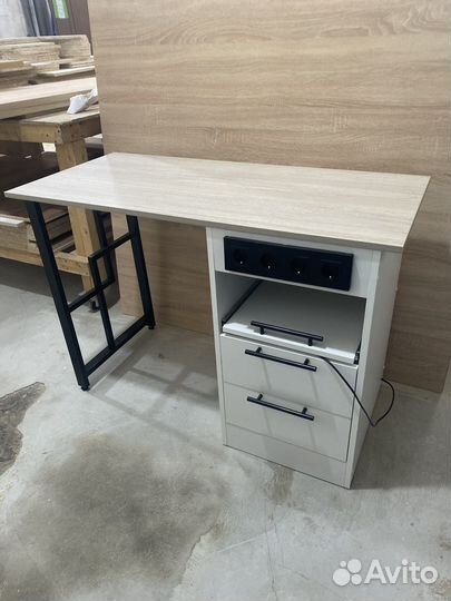 Маникюрный стол