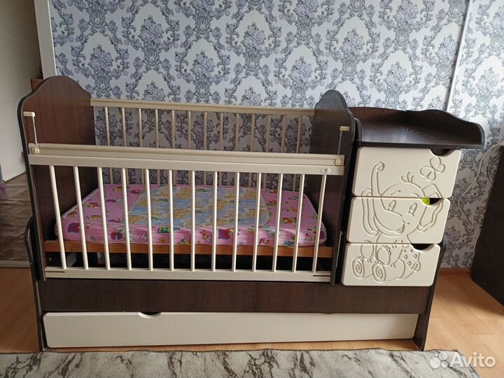 Детская кроватка с комодом. Люлька на маятнике