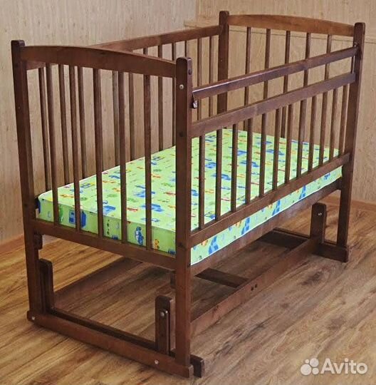 Детская кроватка с маятником