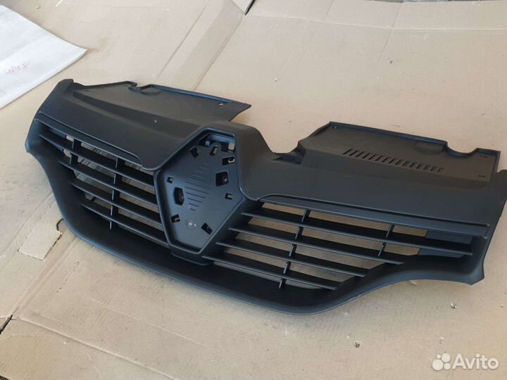 Решетка радиатора Renault Logan 2