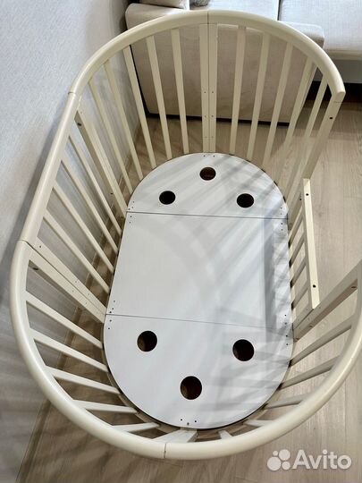 Детская кроватка с маятником