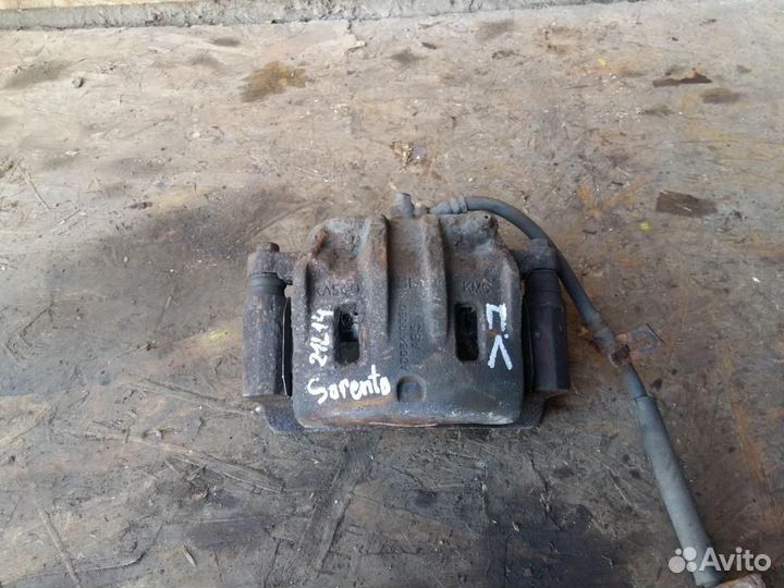 Суппорт передний левый Kia Sorento 2002-2009