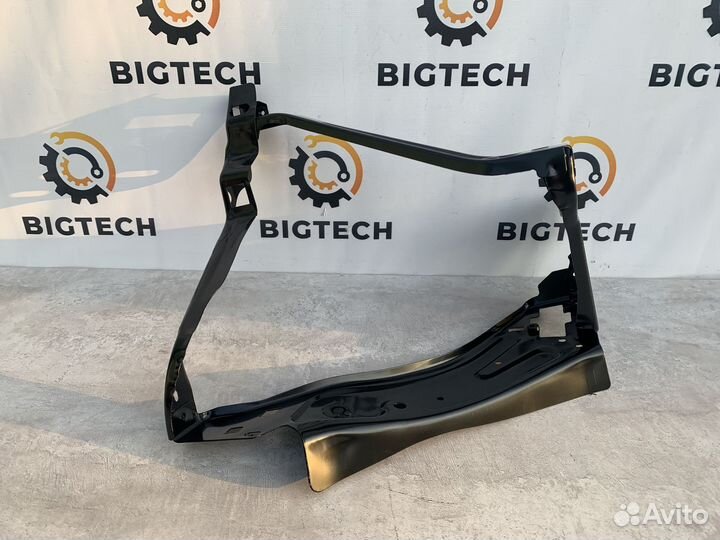 Рамка фары правая Mercedes A2046200891