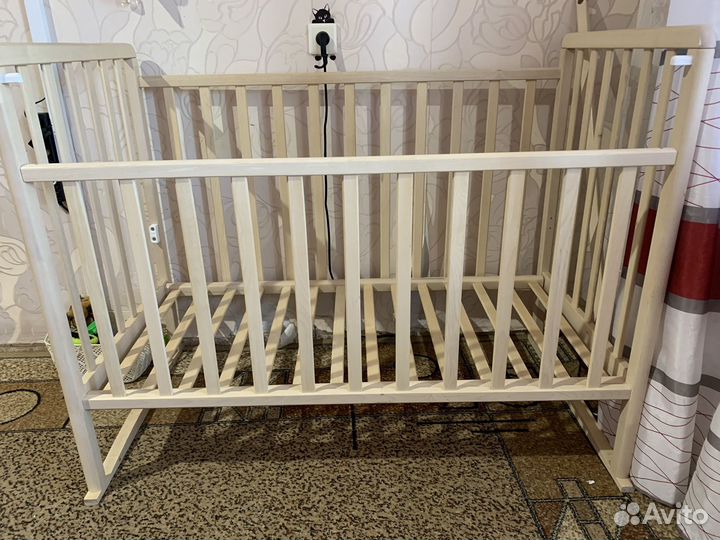 Детская кроватка с маятником