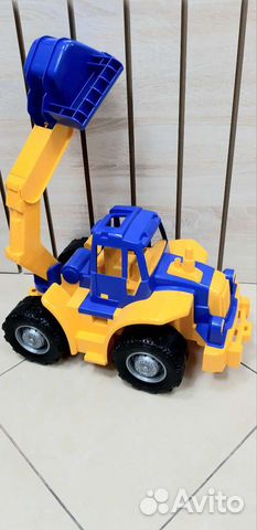 Большой трактор с ковшом