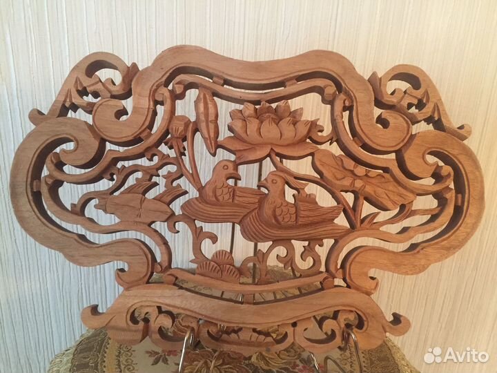 Резное панно из дерева