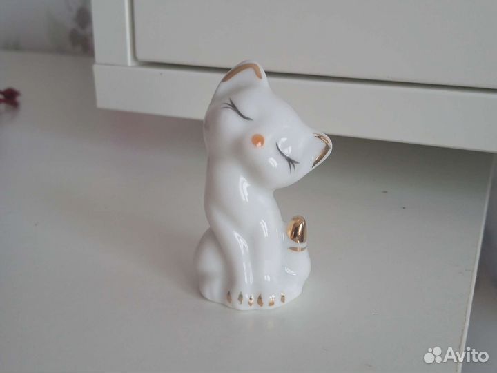 Кошечка фарфоровая