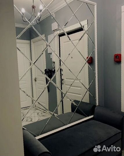 Зеркальное панно в гостиной