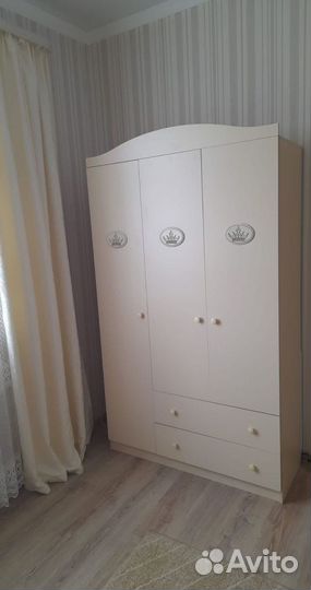 Шкаф детский трехстворчатый