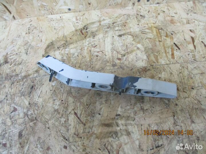 Правый кронштейн переднего бампера Форд Фокус 2