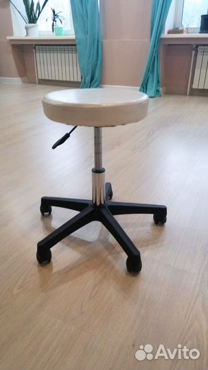 Стул мастера на колесах