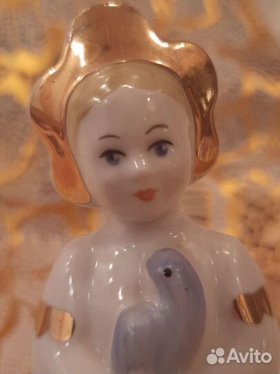 Статуэтка Девушка с голубем 1985г. СССР