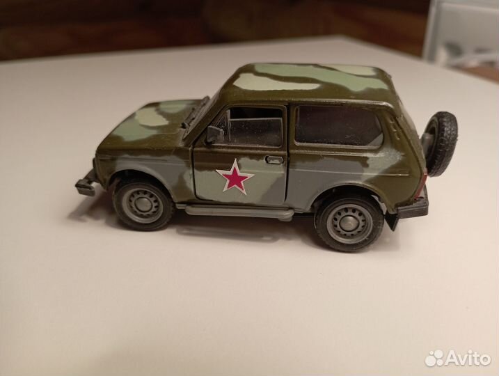 Нива 21213 армейская 1:43