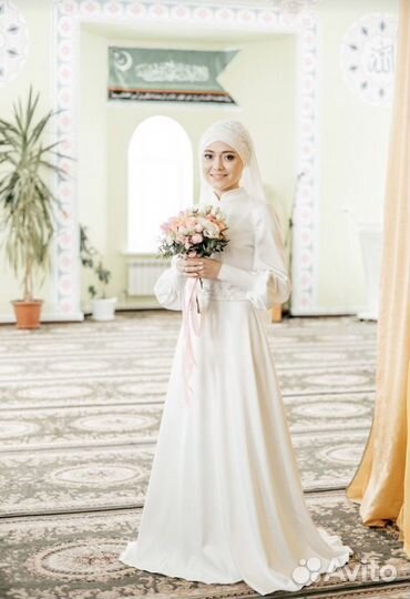 Платье на никах