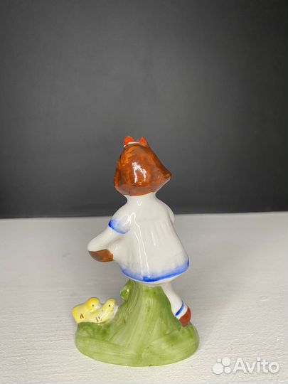 Статуэтка Девочка Кормит Цыплят Бронницы