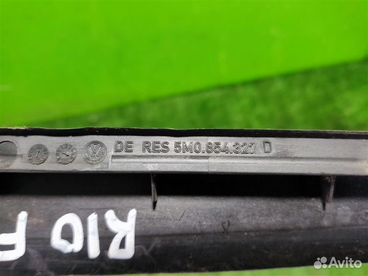 Молдинг лобового стекла левый volkswagen Golf Plu