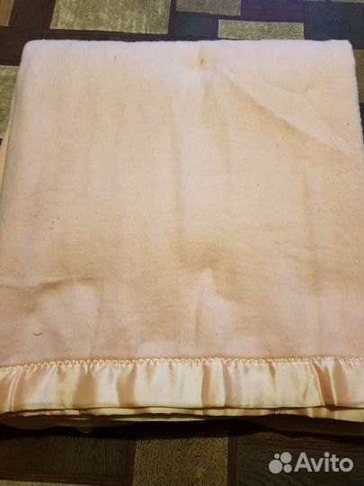 Пледы и покрывало новые