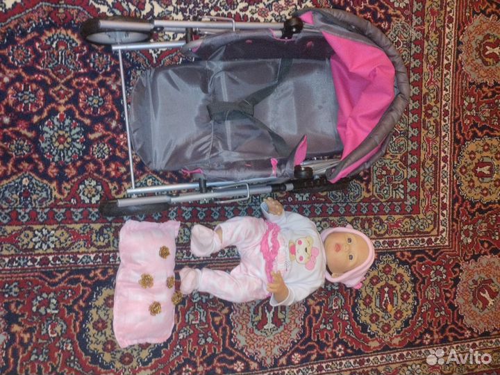 Коляска с куклой и с подушечкой. Для детей