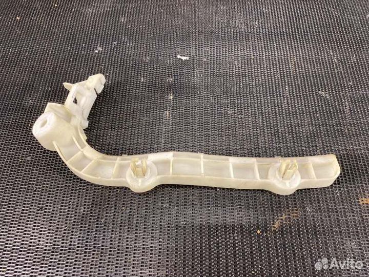 Крепление бампера переднее правое Mitsubishi