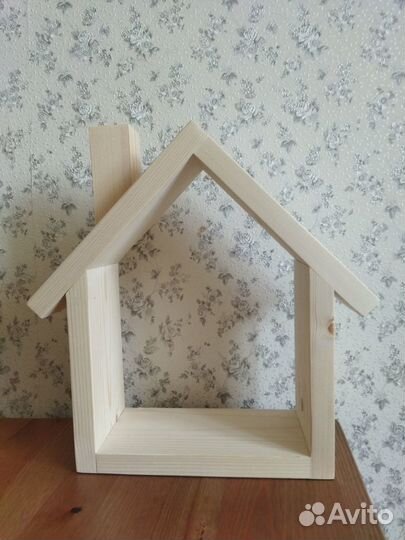 Полка из дерева в детскую Домик