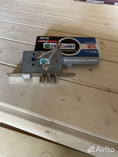 Дверь входная деревянная утепленная в дом