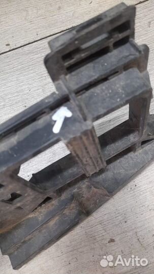 Кронштейн переднего бампера левый Mercedes E Class