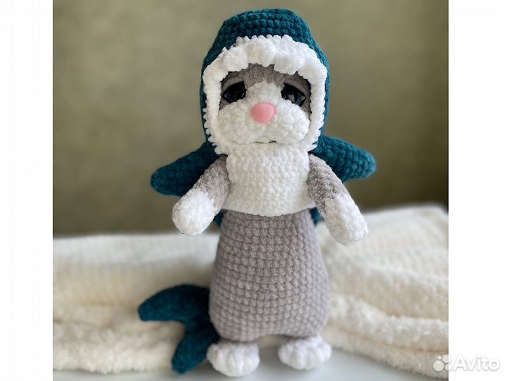 Вязанная игрушка котик