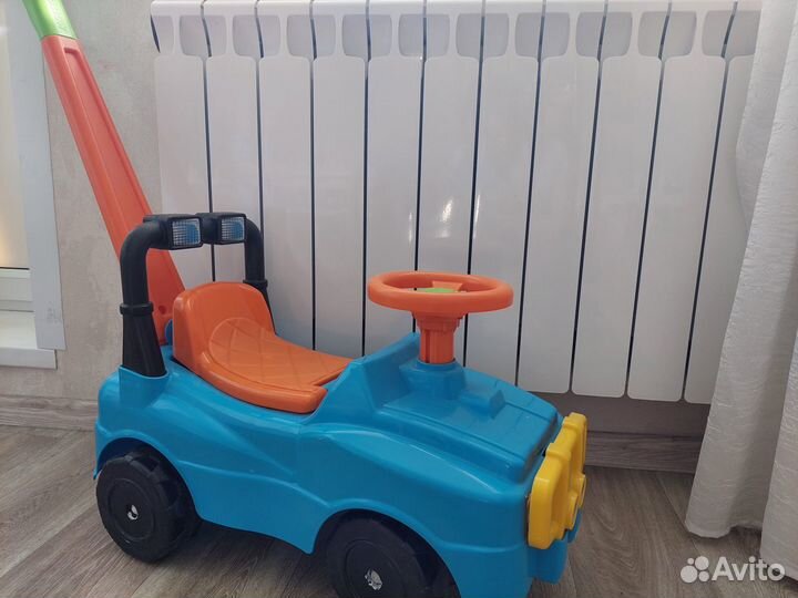 Детская машина каталка с ручкой