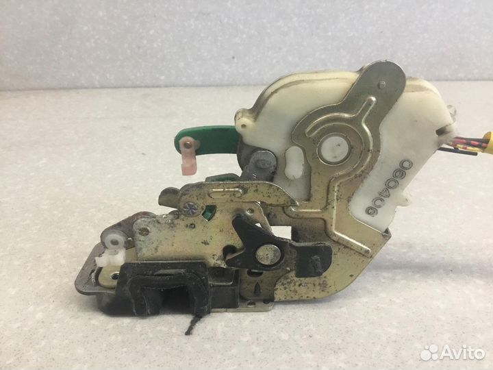 Замок двери задней левой Kia Sorento 2003-2009