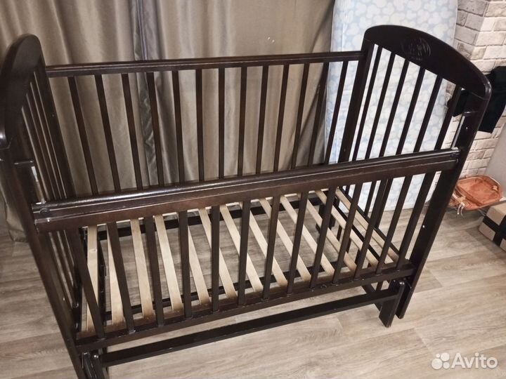 Детская кроватка с маятником