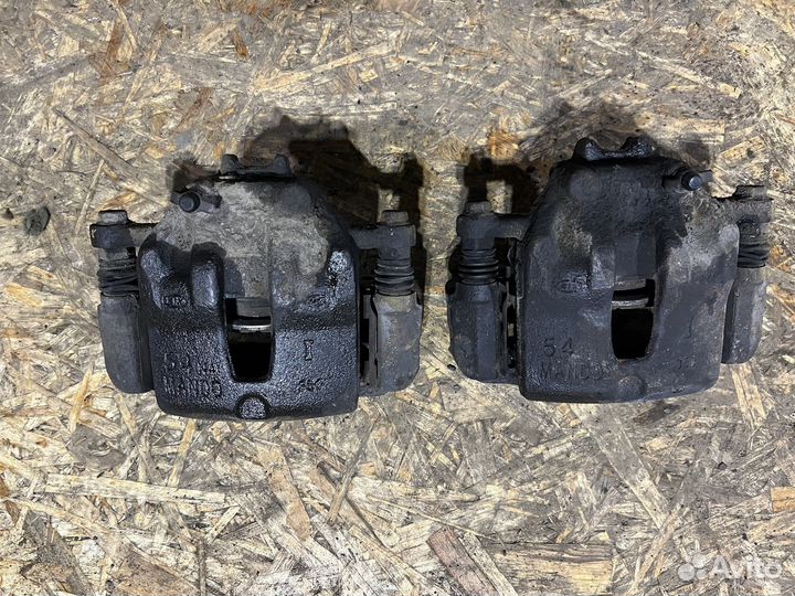 Суппорт передний правый со скобой Hyundai Solaris