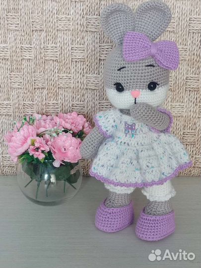 Вязаная зайка. Игрушка ручной работы