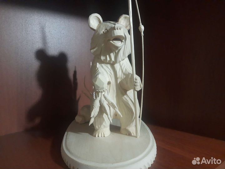 Медведь рыбак резной