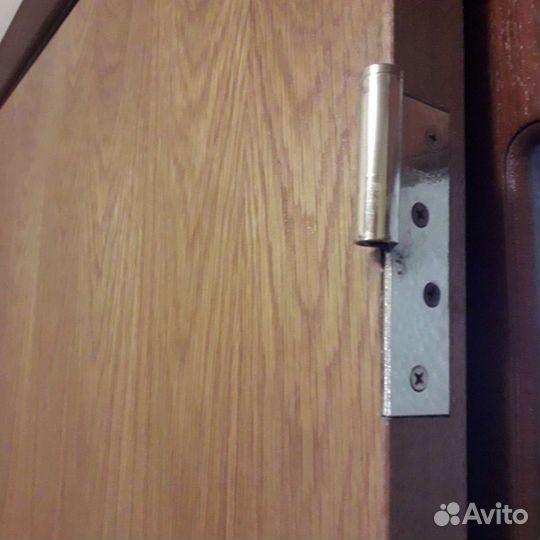 Продам входную дверь деревянную бу