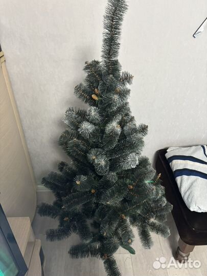 Ель искуственная с игрушками