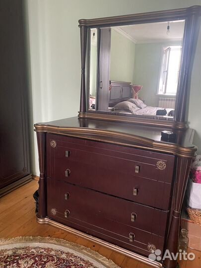 Комод с зеркалом