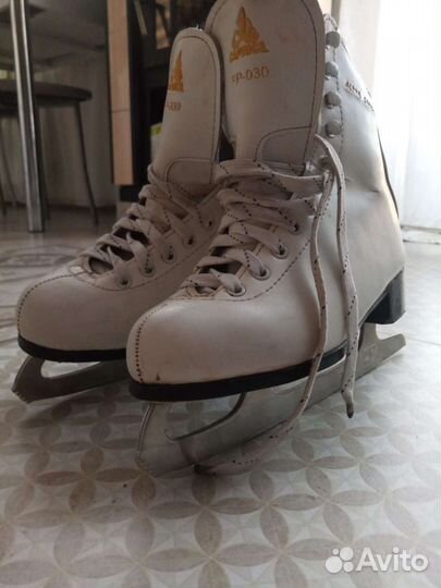 Коньки фигурные женские 37- 38 размер