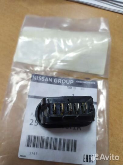 Кнопка стеклоподъемника Almera g15, sandero