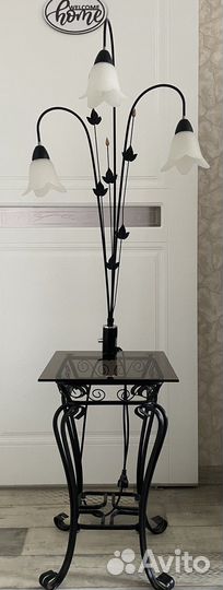 Столик со светильником