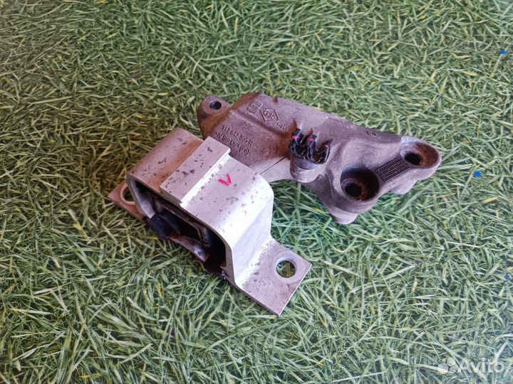 Подушка двигателя правая Рено сандеро 2016 г