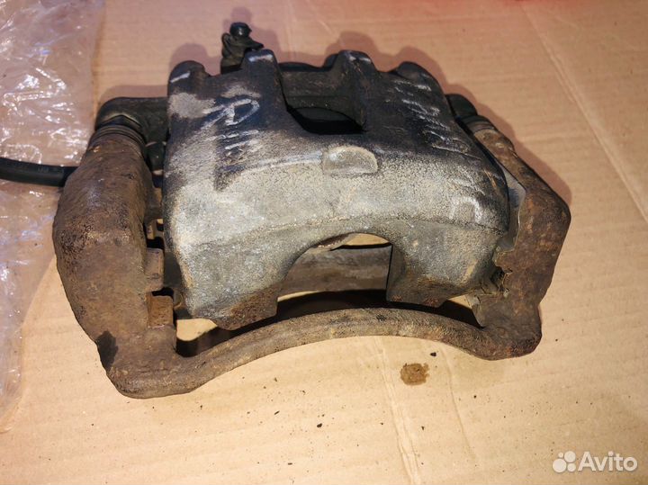 Суппорт правый передний