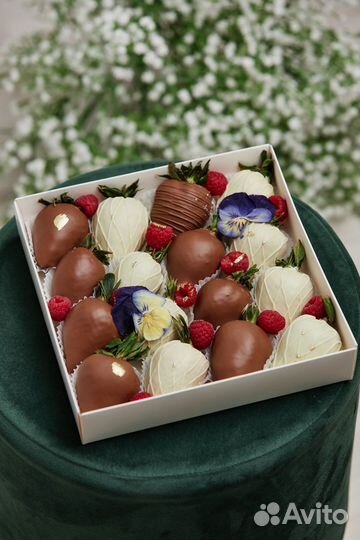 Подарочная коробка с ягодами в шоколаде