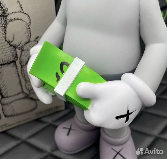 Игрушка Kaws с деньгами